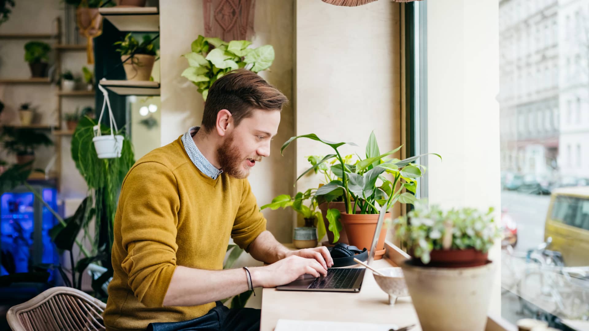 Don't make these 3 mistakes when applying for a remote job, says career coach