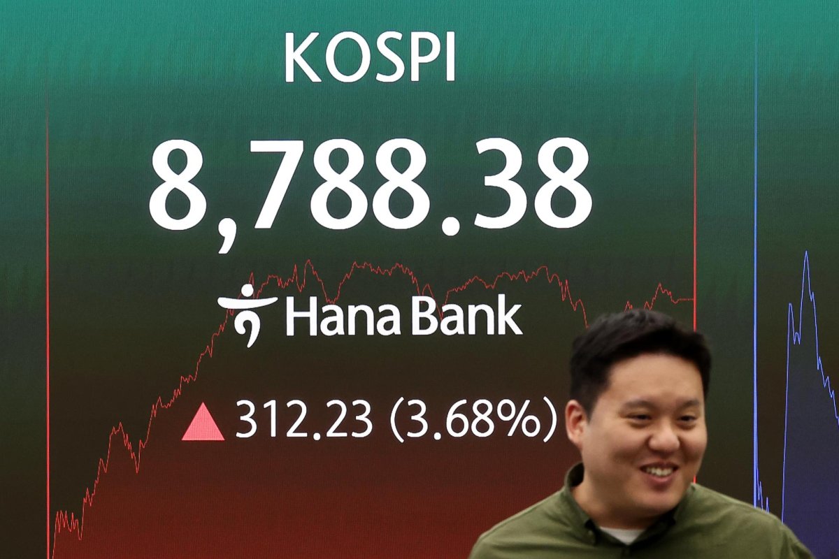 Seoul shares close at new high on tech rally amid AI optimism