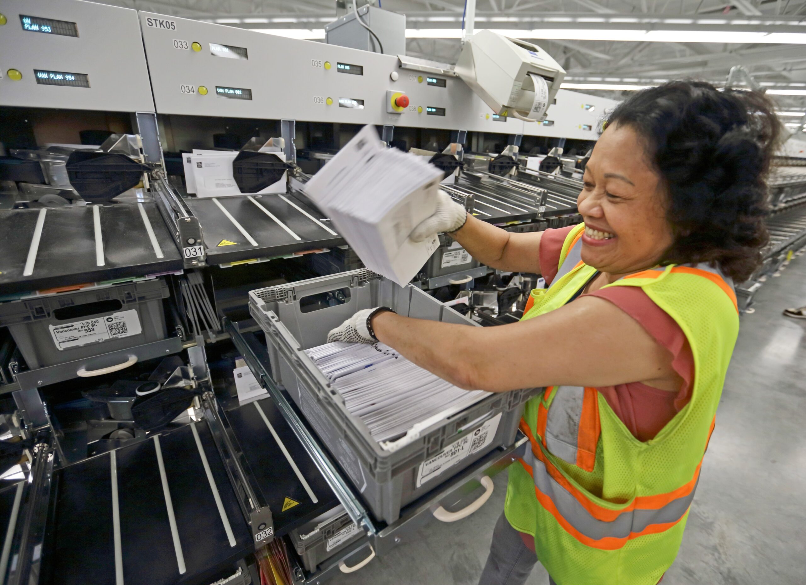 Canada Post workers approve contracts by wide margins