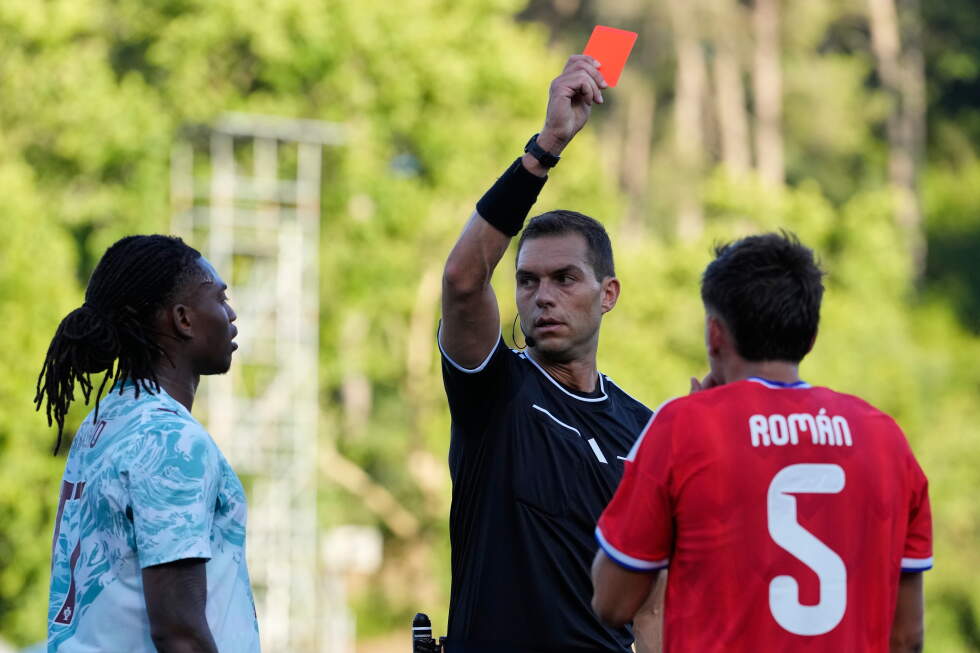 Portugal’s Leão sent off for punching in World Cup warmup win over Chile