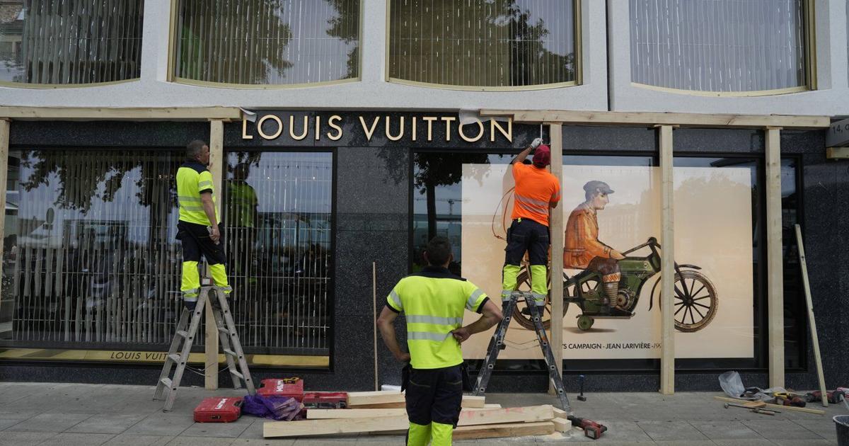 Downtown Geneva boards up as drastic security tightens ahead of anti