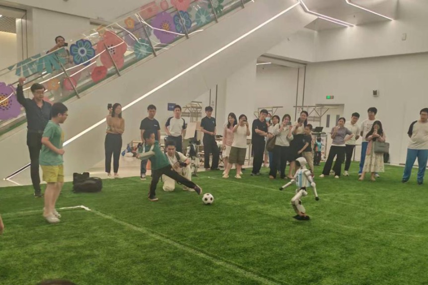 Zhongguancun developing complete chain for embodied robot production