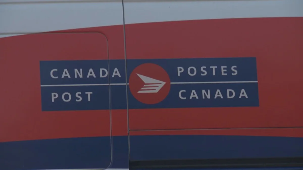 Canada Post signs deal with union