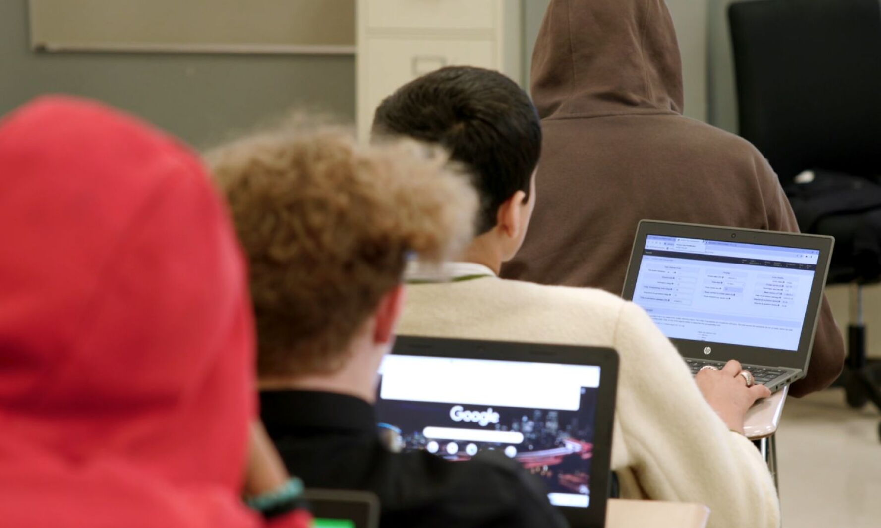 Classroom tech debate reaches Duluth