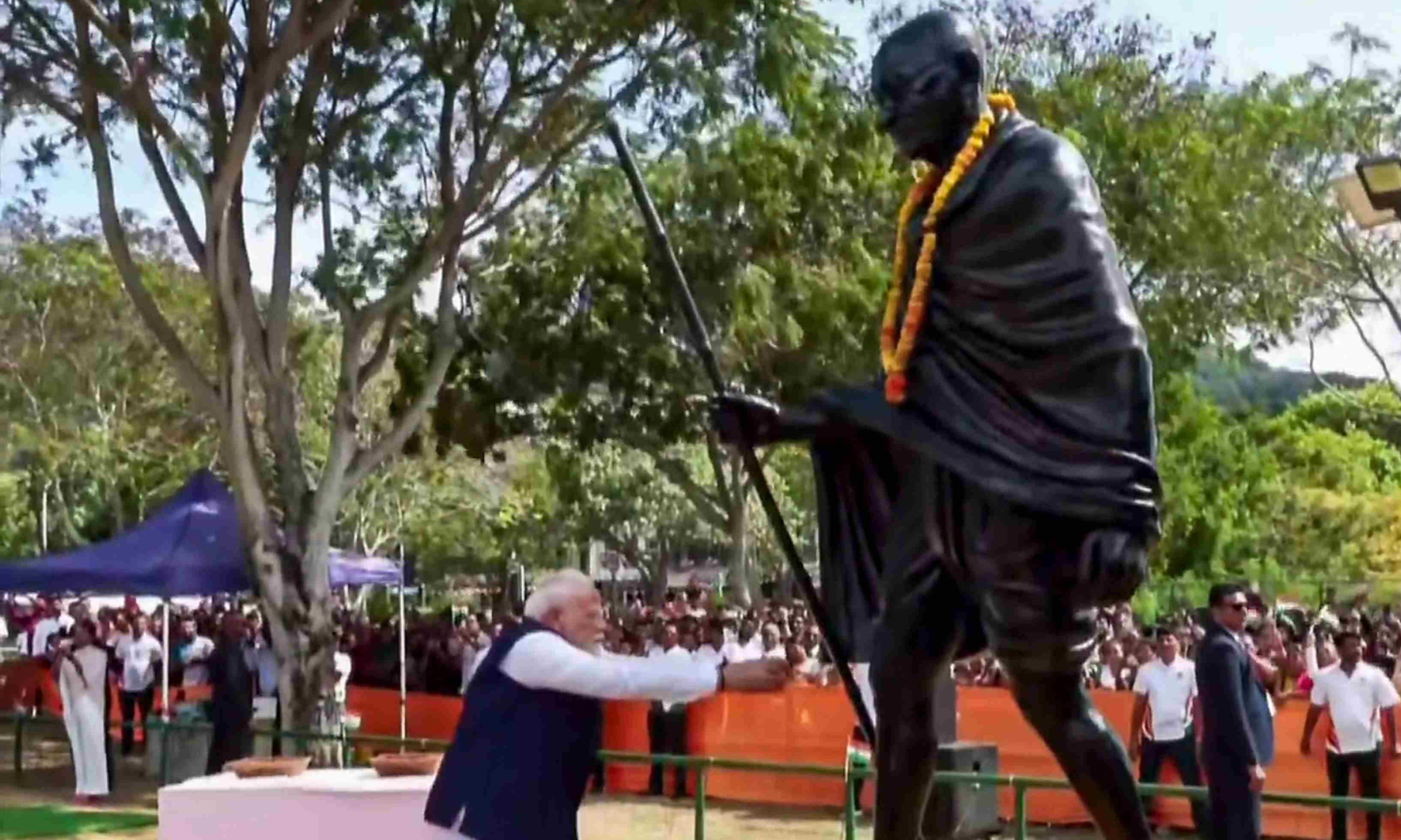 PM Modi pays tribute to Gandhi, meets Indian diaspora in Seychelles
