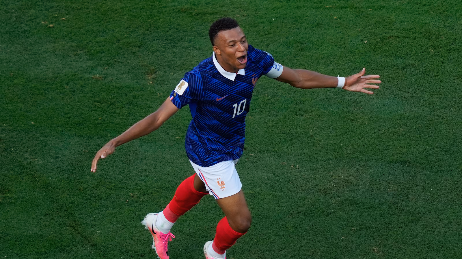 Mbappé scores twice to tie Messi for World Cup lead with 6 goals, France beats Sweden 3-0