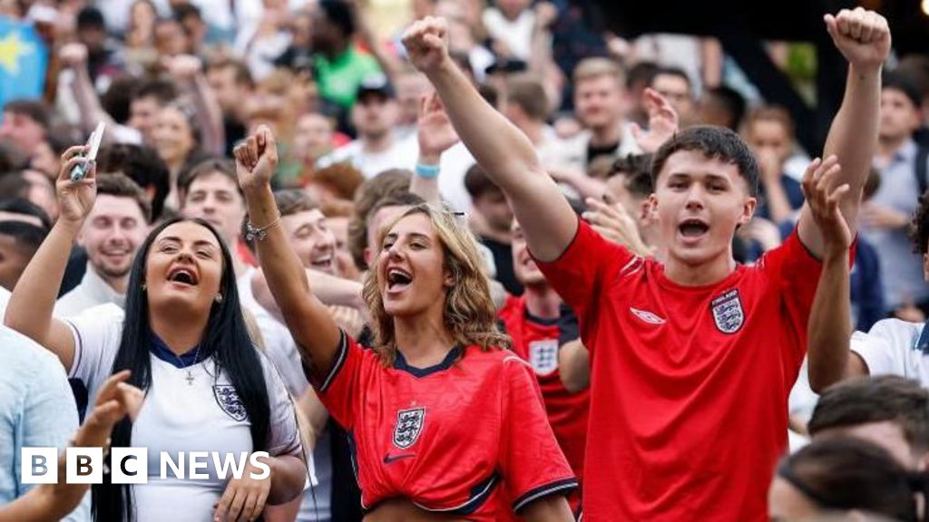 Pubs and police brace for England-Mexico 1am kick