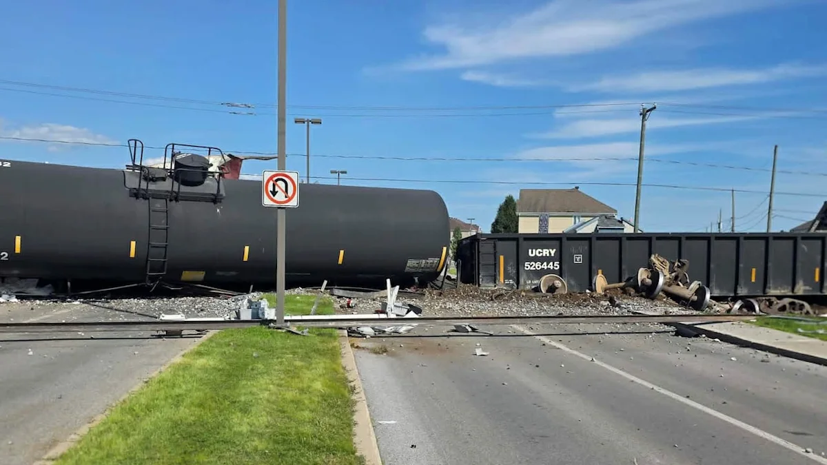 Freight train derails in residential neighbourhood in Repentigny, Que.