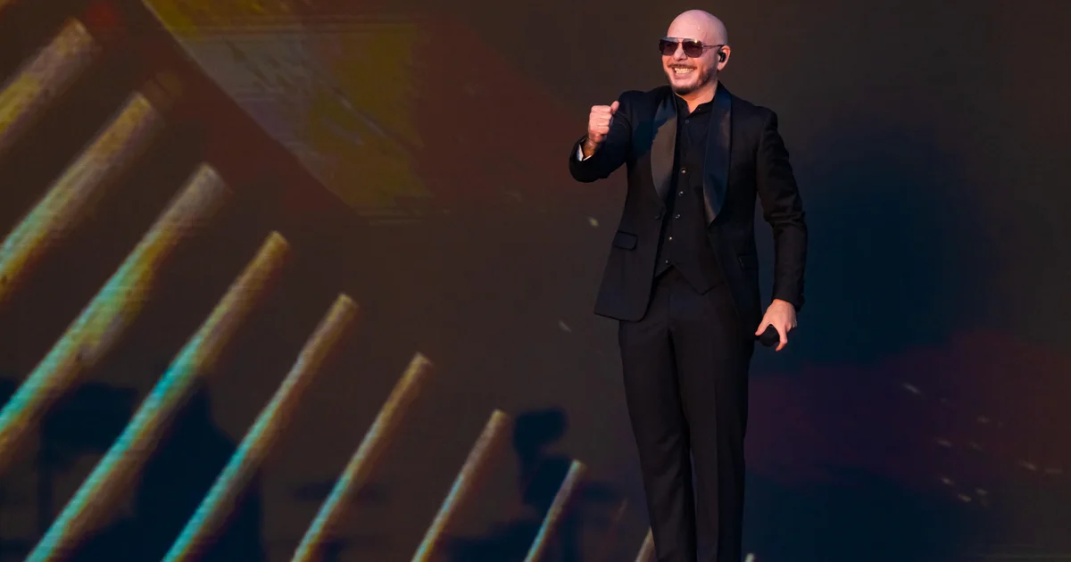 Pitbull sets Guinness World Record for largest gathering of people wearing bald caps