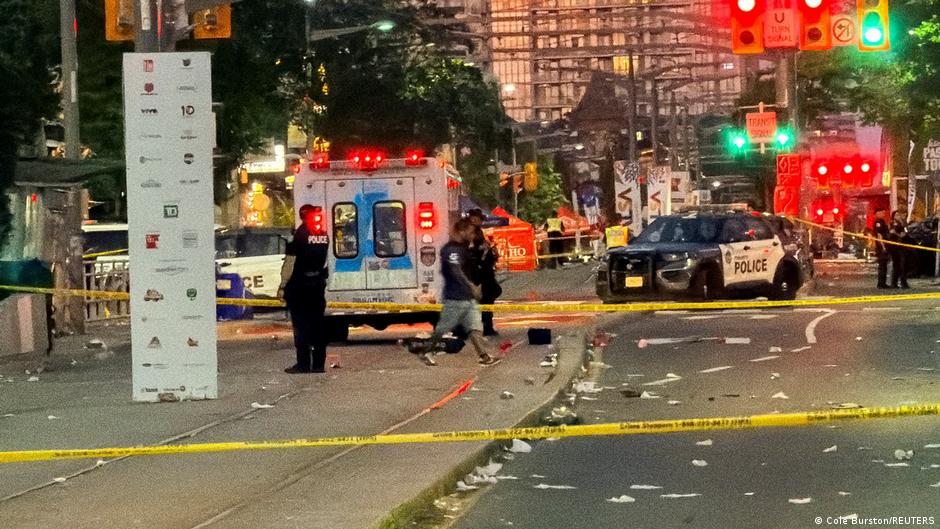 Toronto shooting: 2 killed, suspects still at large