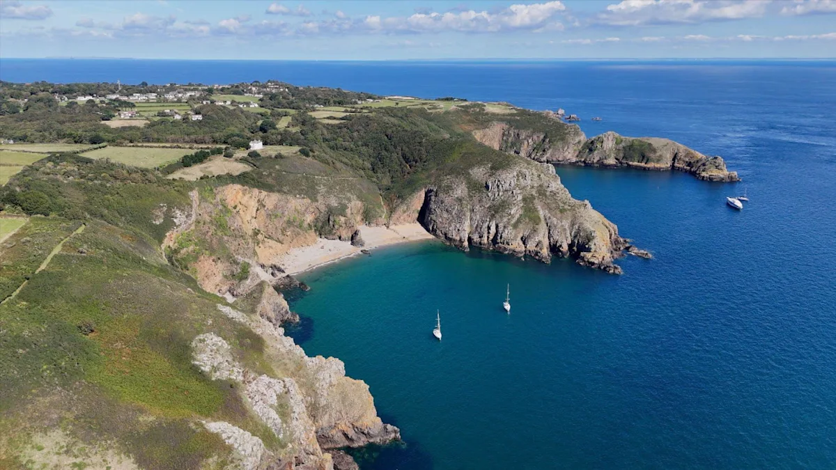 Coastguard rescues teenagers taken out to sea