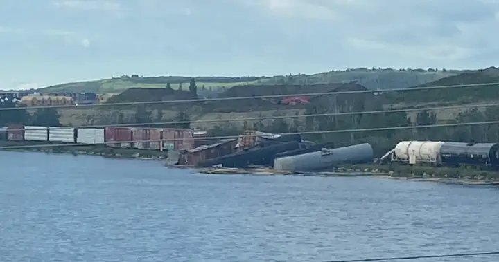 Train derailment in southwest Calgary sends several railcars tumbling into water