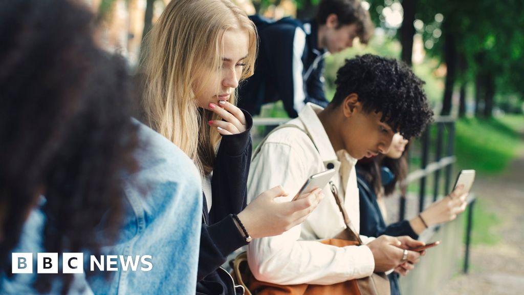 Midnight social media curfew proposed for older UK teens
