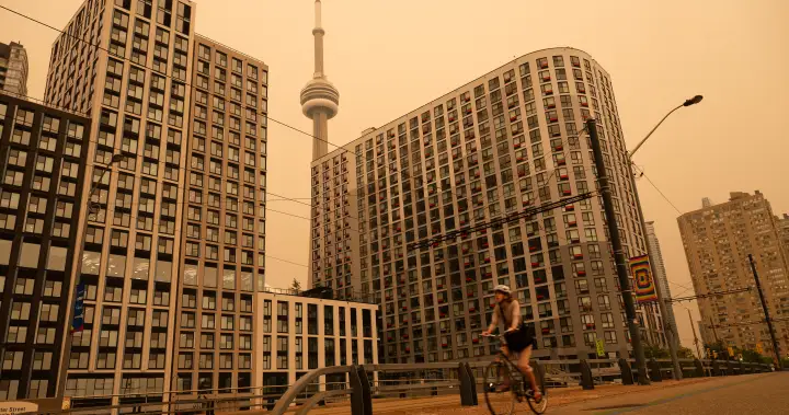 Wildfire smoke persists in Toronto, conditions may improve Friday: Environment Canada