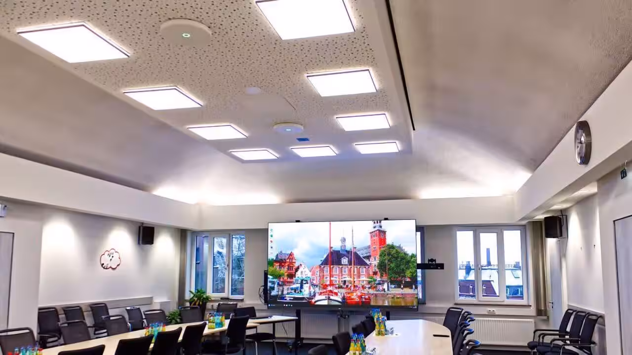 Philips unite LED transforms Leer’s council chambers with 135