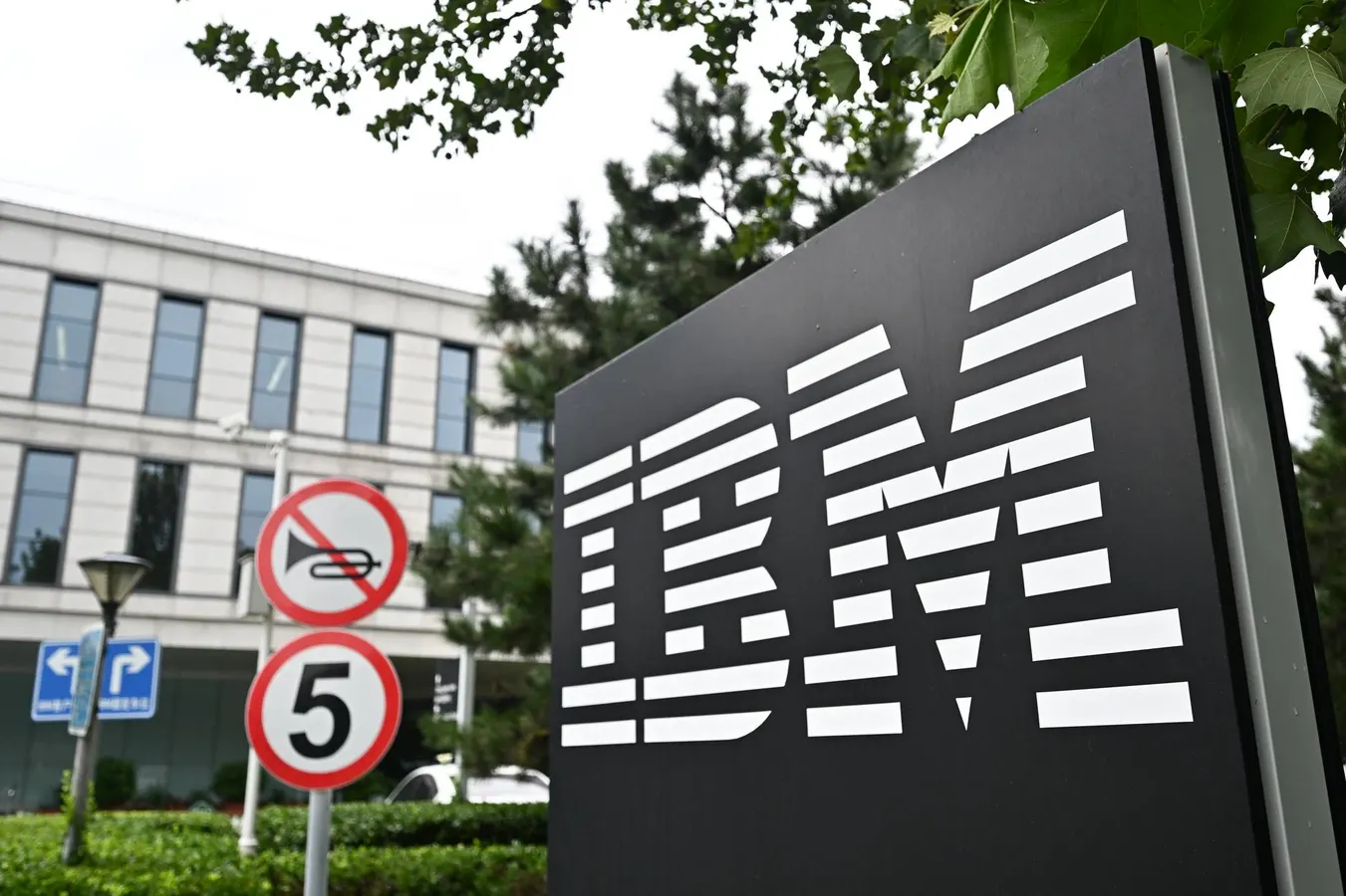 Small Business Technology News Roundup: IBM Shares Crash, ChatGPT To Replace Wall Street Analysts