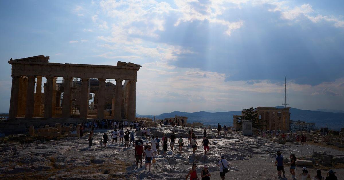 Man stabs tourists near the Acropolis in Athens, Greece