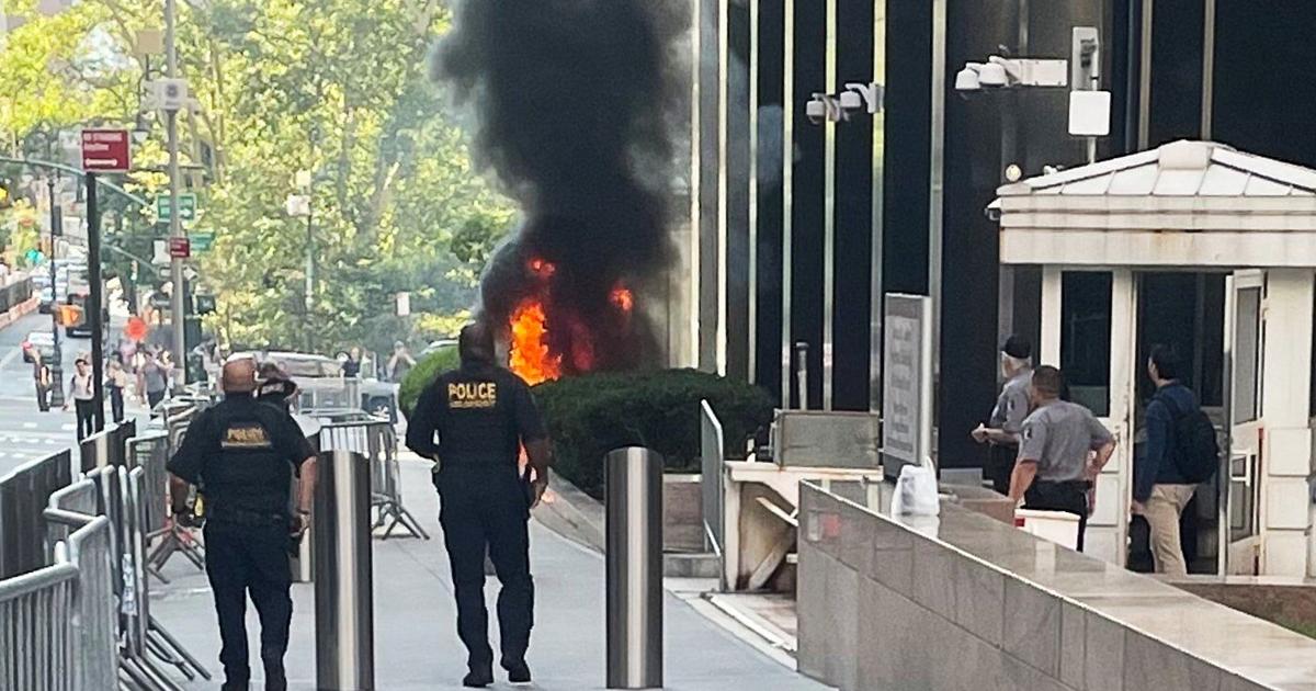 Video shows unfazed passersby during fiery attack on New York federal building by ex