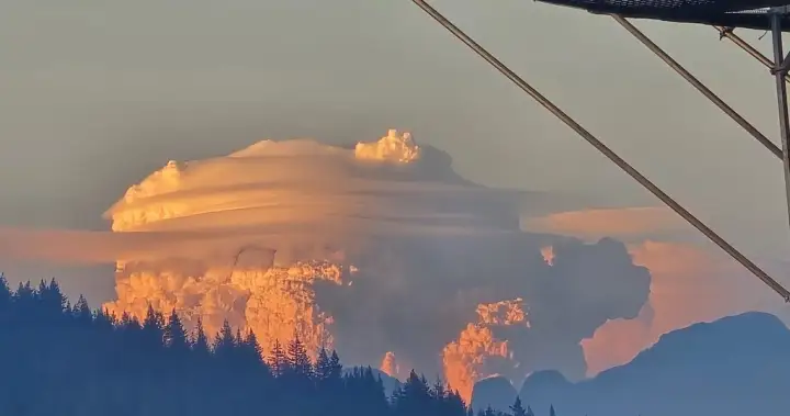Pyrocumulus clouds from wildfire in Fraser Canyon loom high over B.C.