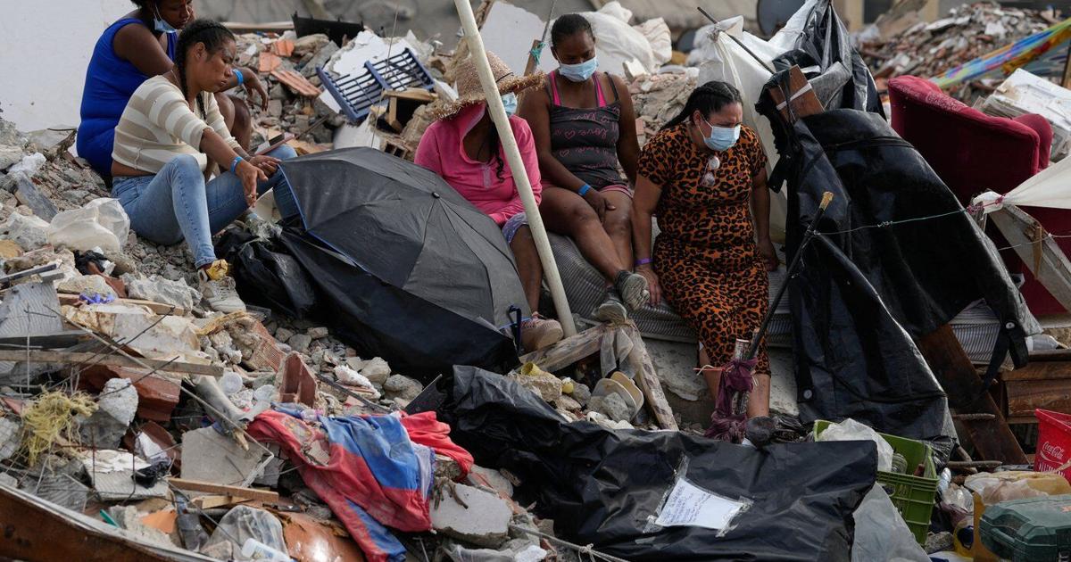 Families still searching for loved ones a month after Venezuela earthquakes, in photos