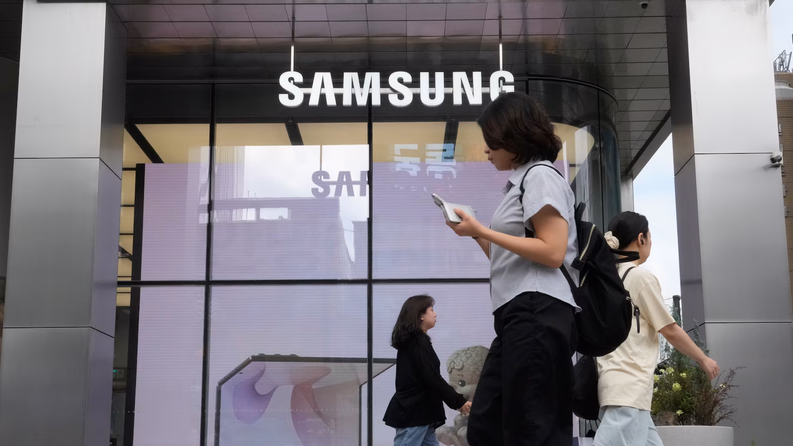 Samsung reports record profit as South Korean chip giants benefit from global AI boom