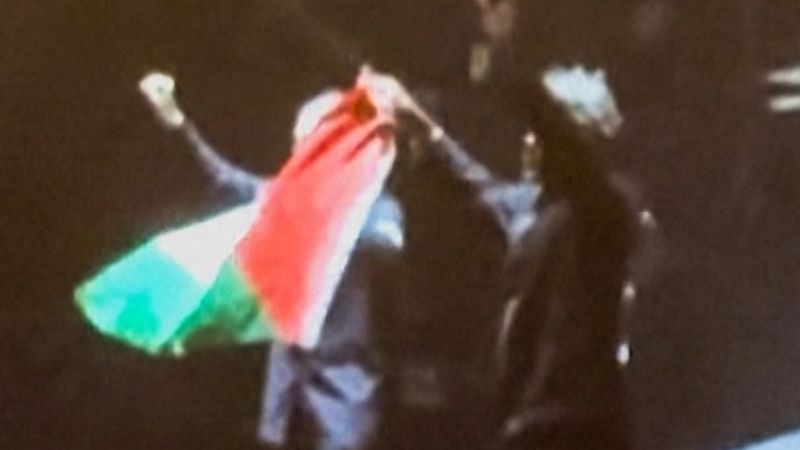 Massive Attack banned from Singapore after displaying Palestinian flag