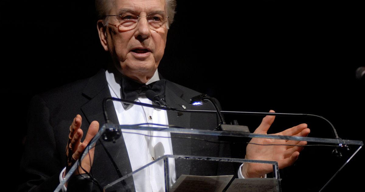 Lloyd Robertson, longtime anchor of Canada's top TV newscast, dies at 92