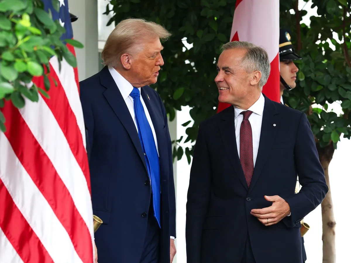 Carney's teleprompter quits, and he turns it into a joke about Trump