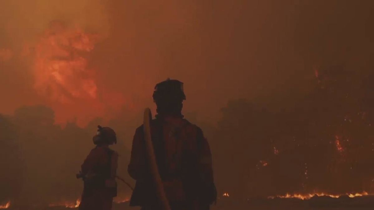 Spain wildfire threatens village and its historic monasteries