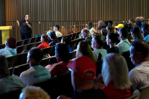 Spotlight on U20 to senior transition during coach symposium in Oregon
