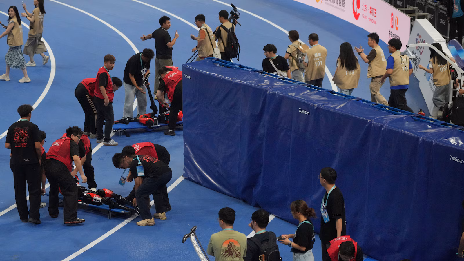 A Chinese humanoid robot sets a new 100-meter sprint record at Beijing Games