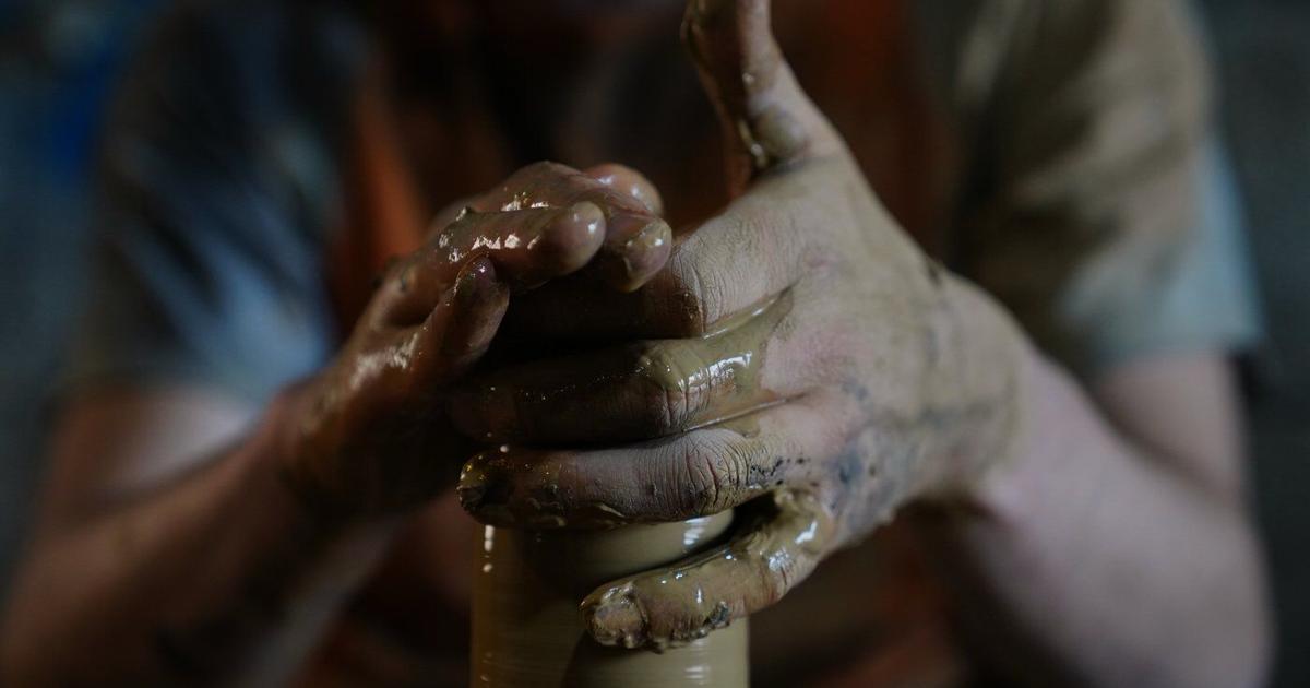 Photos of Palestinian potters preserving a 400