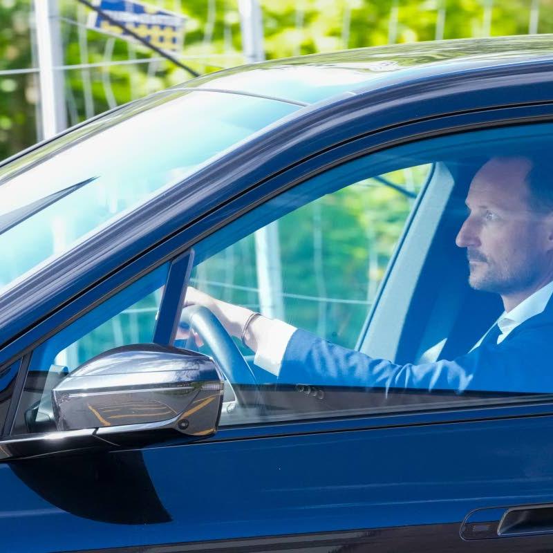 Norway’s crown prince becomes King Haakon VIII after his father’s death