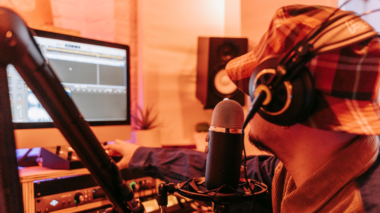 AI: when Grok, ChatGPT, Gemini, and Claude become radio hosts for six months