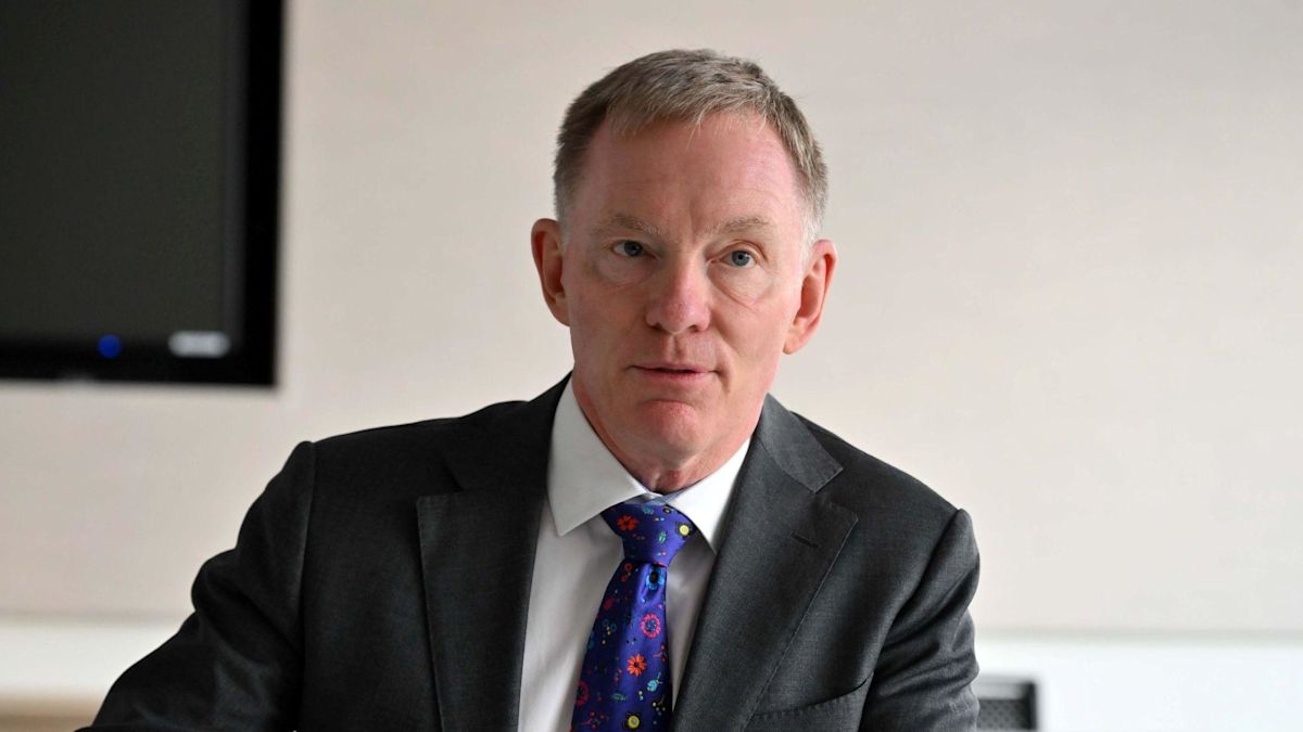 NI secretary to hold Stormont talks over budget deadlock