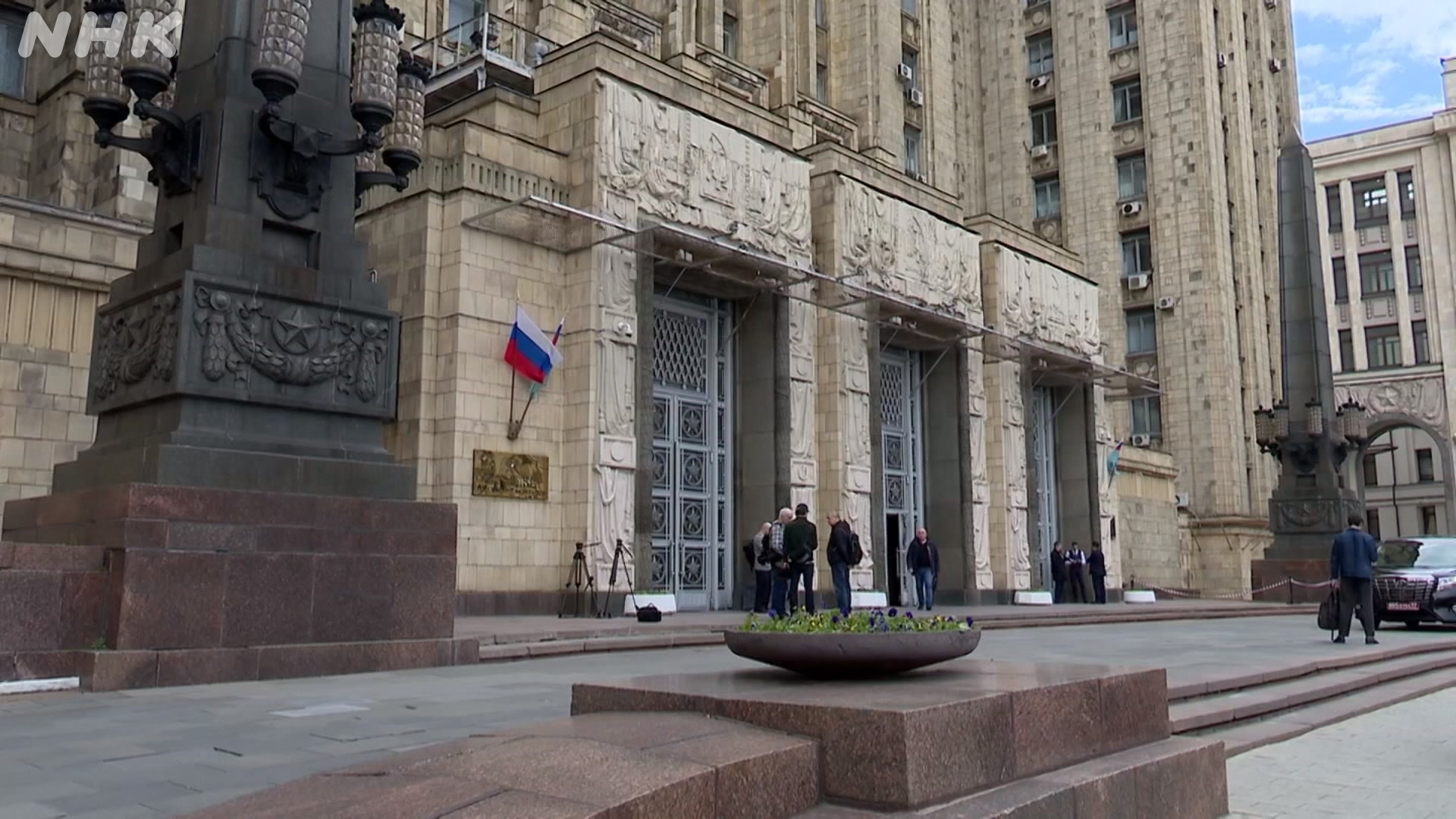 Hungary expels 10 Russian diplomats