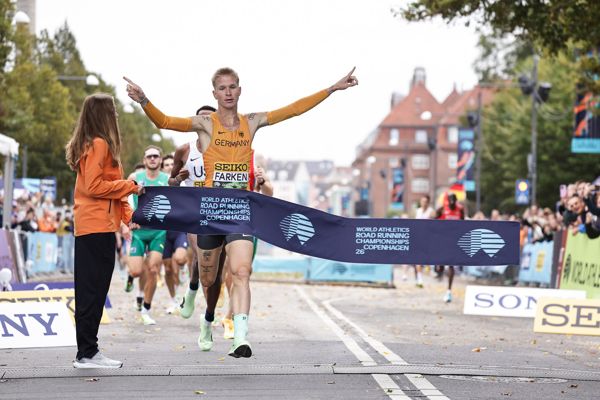 Farken surges to world road mile title in Copenhagen
