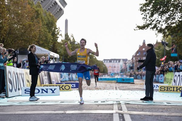 Almgren runs European record to win world half marathon title in Copenhagen