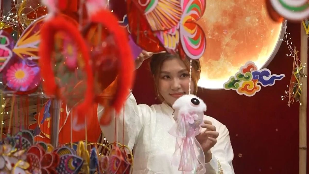 Vietnamese visit traditional market for Mid Autumn Festival