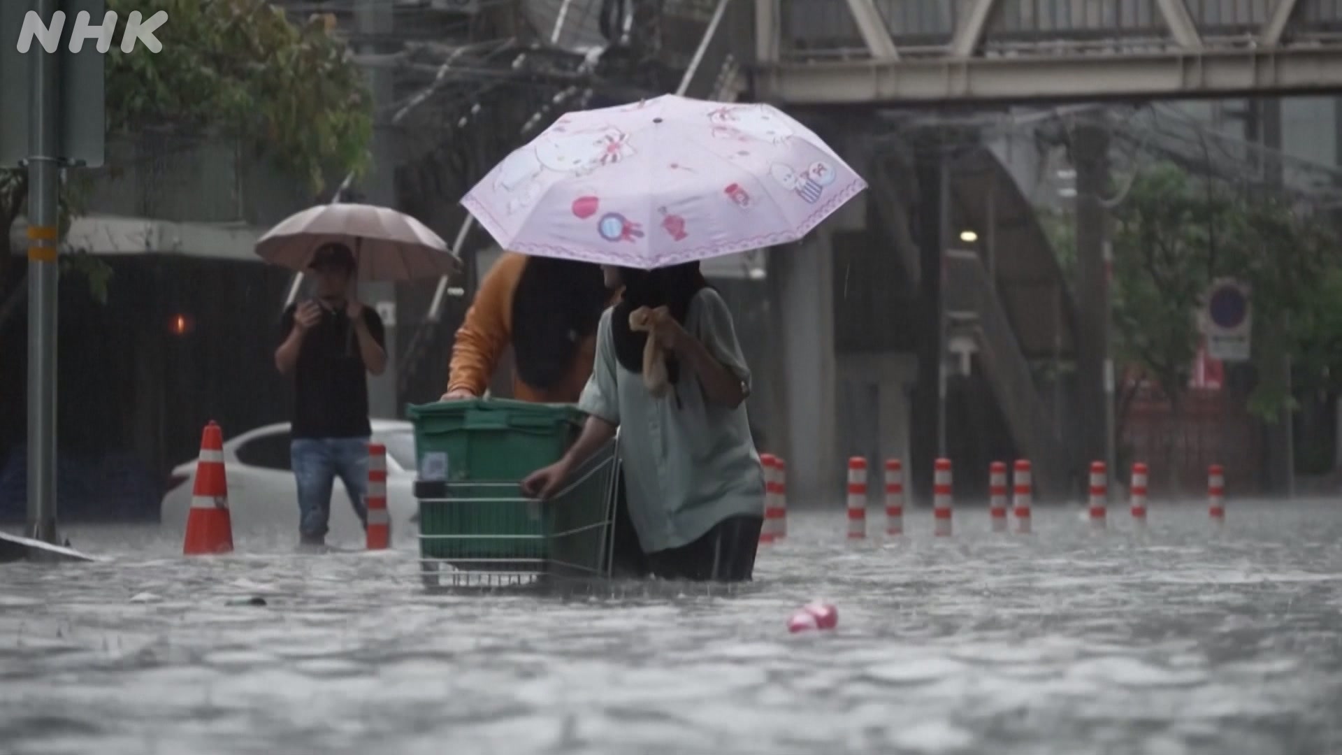 Heavy rain continues in Thailand, flooding Bangkok