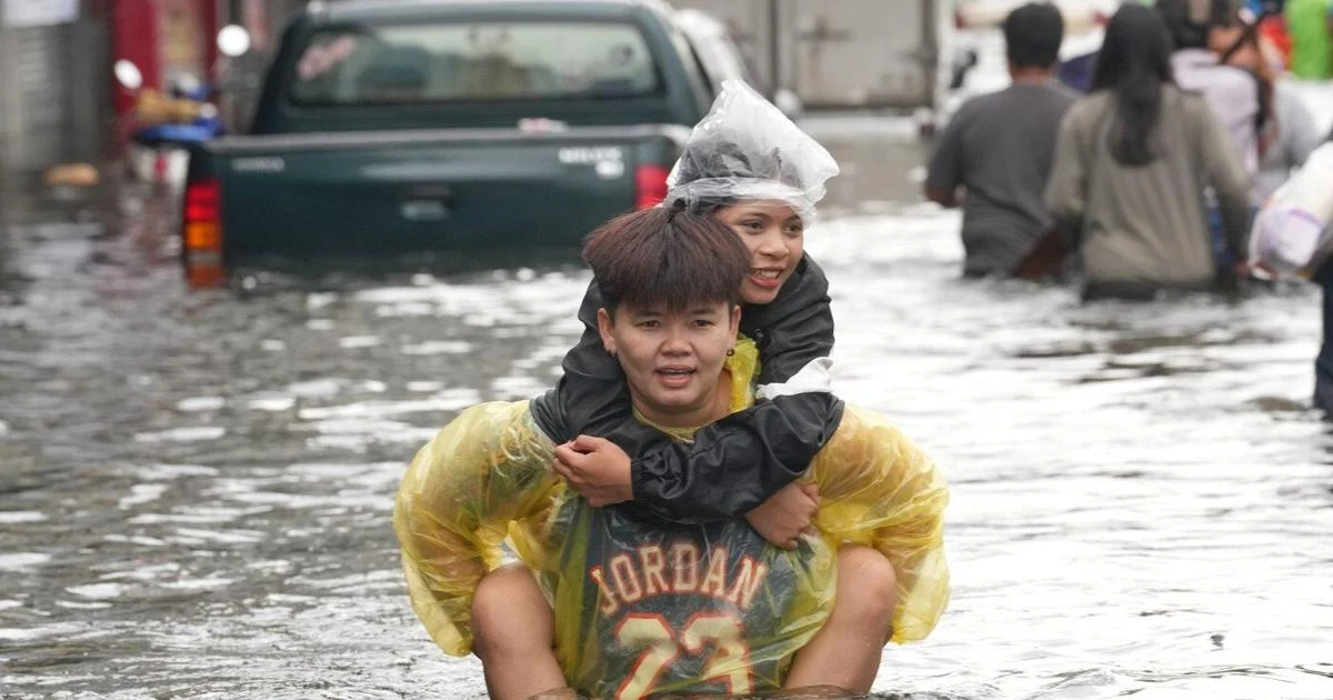 Bangkok floodwaters begin to ease after torrential rains affect 700,000 people