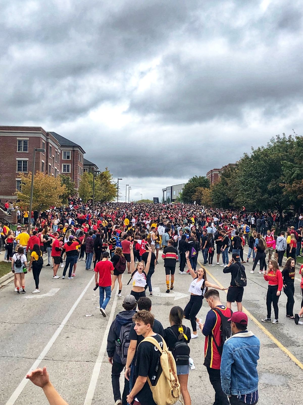 Homecoming parties lead to chaotic scenes in Guelph, Ont.