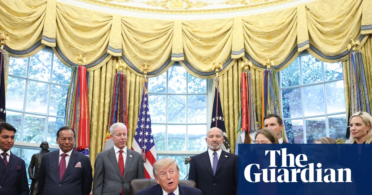 Trump announces $15bn Iowa steel plant as he bids to boost flagging midterm hopes