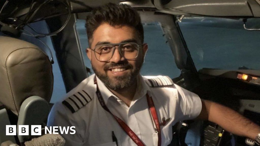 Who is the 'hero' Indian pilot who was stabbed on Israel