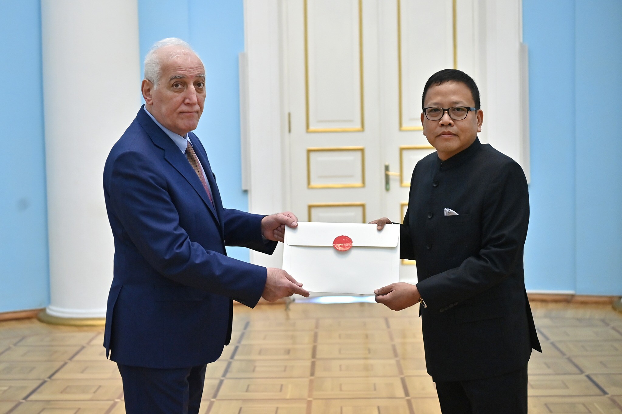 India’s newly appointed ambassador presents credentials to Armenian President