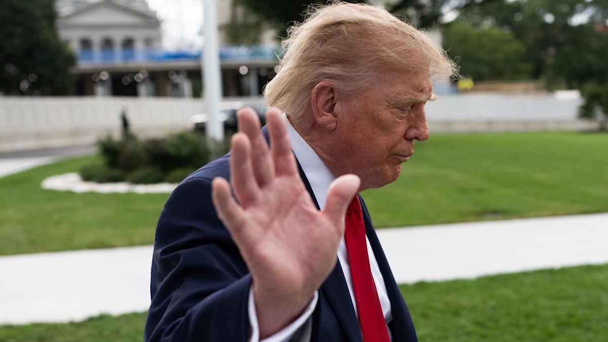 Trump Sparks Alarm With Photo of Him ‘Slumped Over’