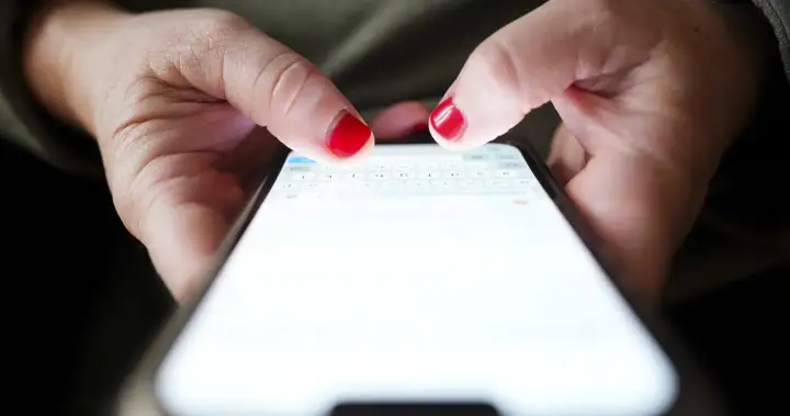 Screen time limits not enough to tackle problematic social media use: experts