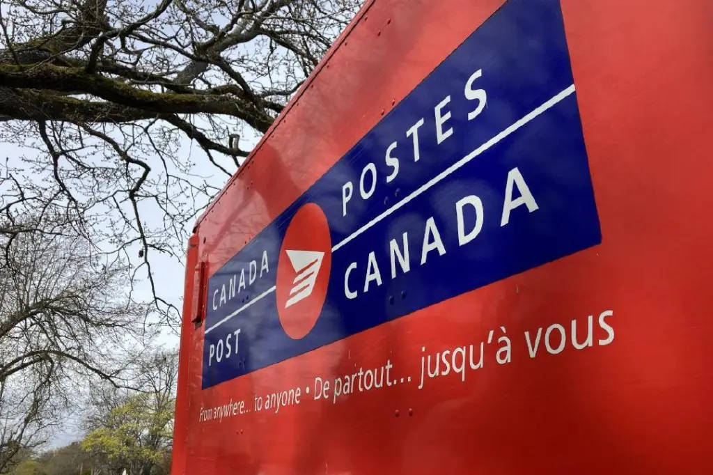 Victoria councillor calls for halt to Canada Post job, service cuts