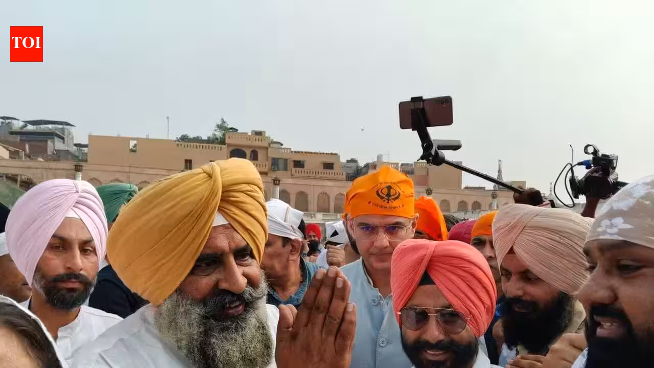 ‘Not day of politics’: Back as Punjab Cong chief, Pargat first visits Golden Temple, drops in at Giani Te