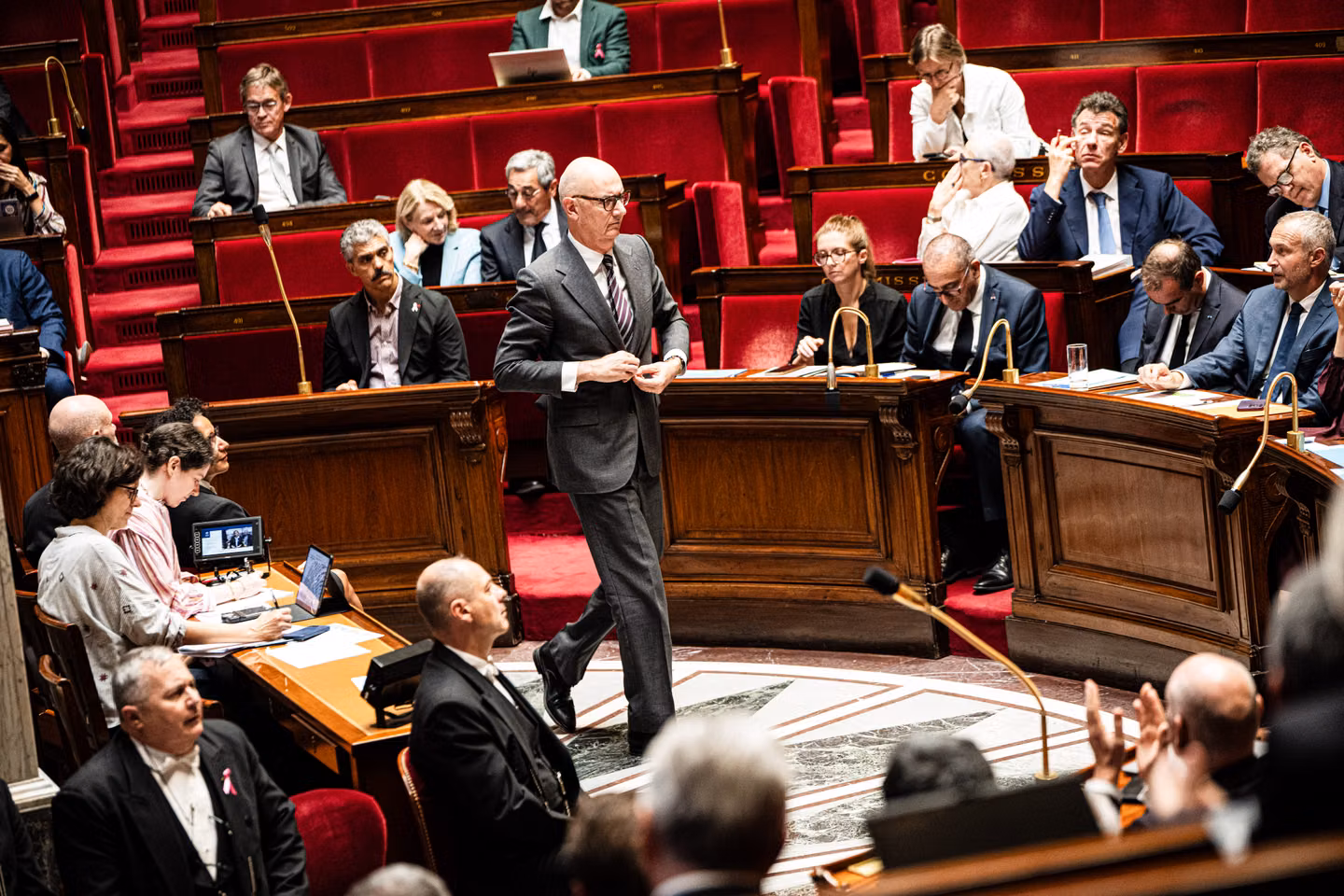 France struggles to reassure financial markets as Asian investors fuel distrust
